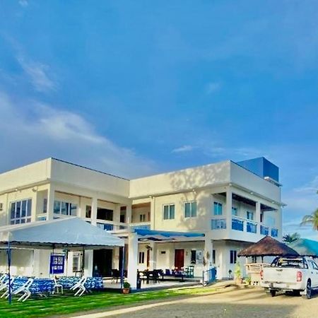 Hip Nautic Beach Resort Powered By Cocotel Lian Luaran gambar